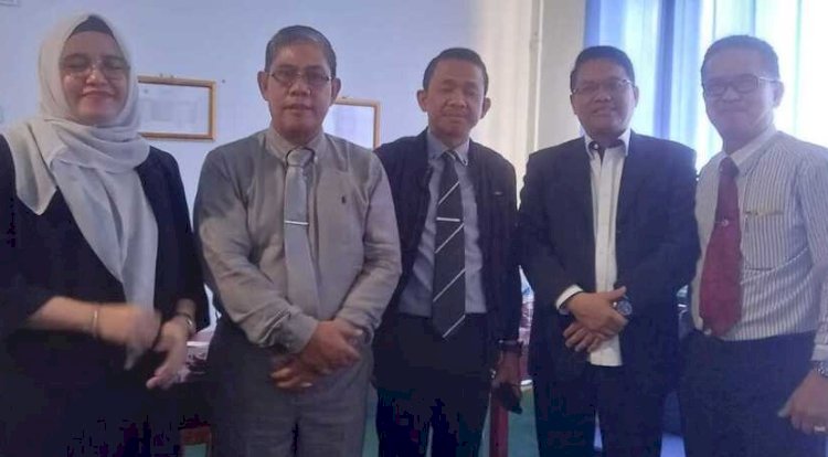 Ketua Tim Seleksi KPU Sumsel, Rudi Erwandi, bersama empat anggota tim seleksi lainnya (ist/rmolsumsel.id)