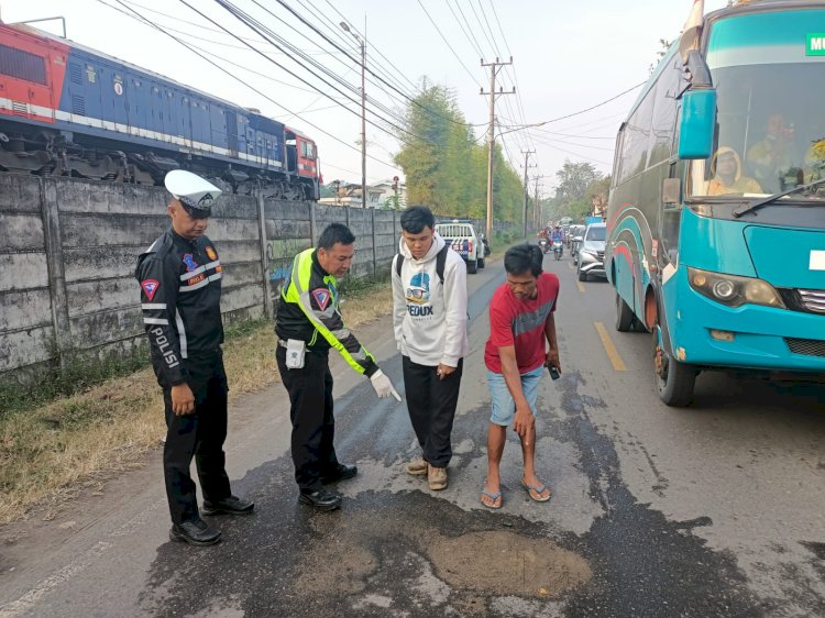 Olah TKP tempat kejadian tabrakan beruntunt di Jalinsum Muara Enim yang menyebabkan seorang siswi SMK tewas, Rabu (30/8/2023). (Noviansyah/RMOlSumsel.id)
