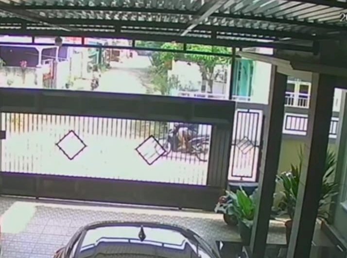 Rekaman CCTV begal payudara di kota Lubuklinggau, Sumatera Selatan. (tangkapan layar)