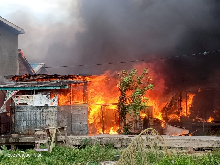 kobaran api yang membakar rumah warga.(Denny Pratama/RMOlSumel.id)