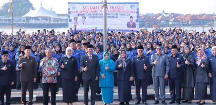 Foto bersama jajaran Pemkot Palembang bersama guru honorer yang dilantik menjadi PPPK. (ist/rmolsumsel.id)