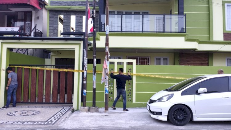 Petugas dari Direktorat Narkoba Polda Lampung memasang police line di rumah mewah Adelia Putri Salma/Foto: Fauzi