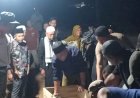 Isak Tangis Iringi Pemakaman Adik Kandung Bupati Muratara 