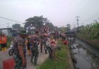 Kodim Palembang Gotong Royong dengan Warga Bersihkan Sungai Sebatok