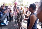 Protes Tarif Air PDAM Naik, Warga Palembang “Mandi” di Depan Kantor Walikota   