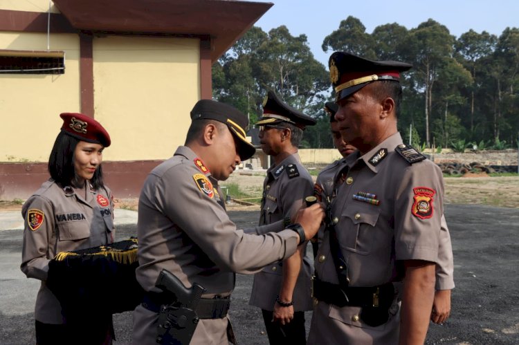 Kapolres Muratara AKBP Koko Arianto Wardani melakukan sertijab lima perwira yang dimutasi. (Alam/RMOLSumsel.id)