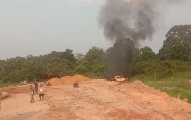 Kendaraan operasional perusahaan yang dibakar warga saat ricuh protes pembangunan jalan tambang PT Basin Coal Mining. (ist/rmolsumsel.id) 