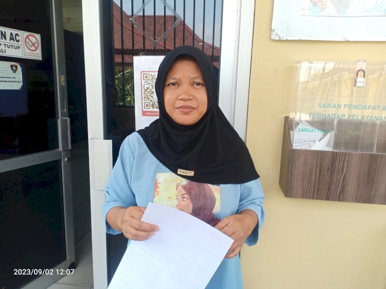 Korban Sri usai membuat laporan di SPKT Polrestabes Palembang. (Denny Pratama/RMOLSumsel.id)