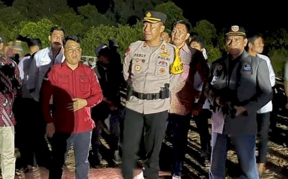 Kapolres Banyuasin, AKBP Ferly Rosa Putra  saat mendatangi lokasi kericuhan. (ist/rmolsumsel.id)