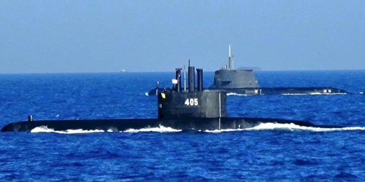 KRI Alugoro-405 dalam melaksanakan Latihan Passing Exercise (Passex) bersama Kapal Selam Australia HMAS Waller-75 di Perairan Utara Bali/Ist