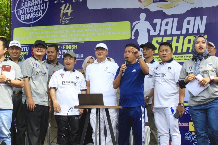 Bupati Lebong, Kopli Ansori saat mengikuti jalan santai di Kota Bengkulu, menantang warga Kota Bengkulu menjawab pertanyaannya terkait kapan Pilwakot Bengkulu, digelar/RMOLBengkulu