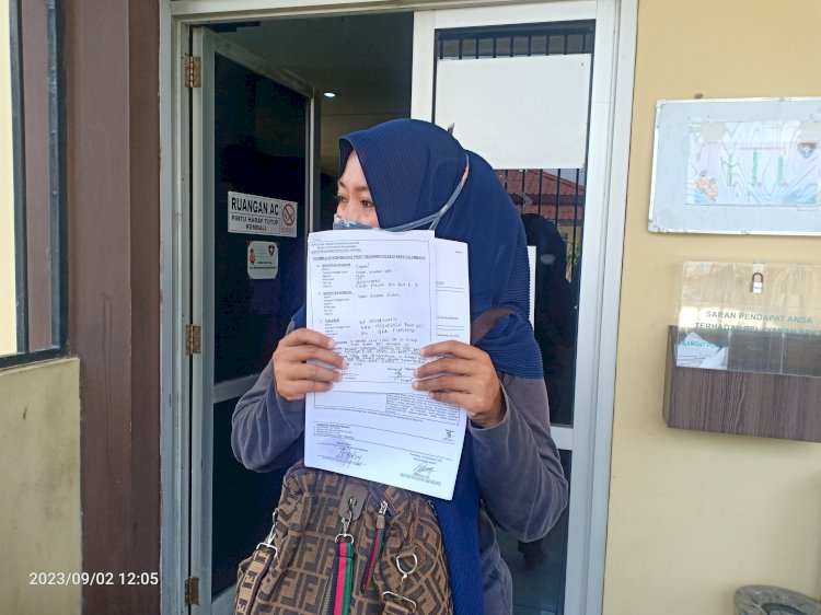 Eryanti (34) yang menjadi korban penipuan usai membuat laporan di Polrestabes Palembang. (Denny Pratama/RMOLSumsel.id)