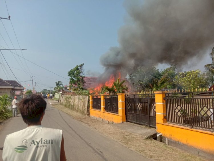 Kebakaran di  di Jalan Talang Anding - Pelita, Kelurahan Talang Ubi Timur, Kecamatan Talang Ubi, Kabupaten Penukal Abab Lematang Ilir (PALI). (Eko Jurianto/RMOLSUMSEL.ic)