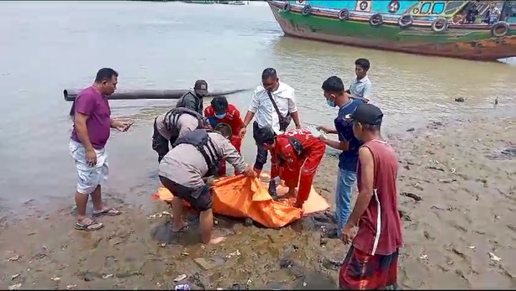 Proses evakuasi mayat Mr X yang ditemukan warga mengapung di peraraian sungai musi. (Denny Pratama/RMOLSumsel.id)