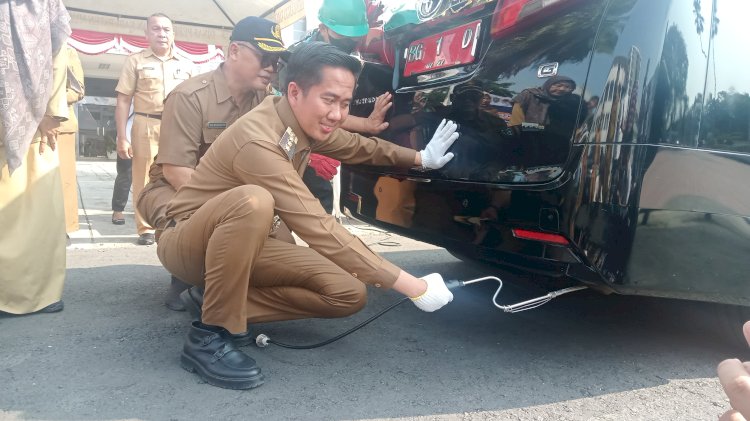 Plt Bupati Muara Enim Ahmad Usmarwi Kaffah secara simbolis melakukan pemeriksaan uji emisi terhadap kendaraan dinasnya Bupati Muara Enim/Foto:Noviansyah