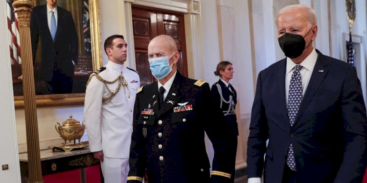Presiden Joe Biden nampak mengenakan masker saat memasuki Ruang Timur Gedung Putih di Washington, pada 5 September 2023, untuk upacara penyerahan Medali Kehormatan pensiunan Kapten Angkatan Darat Larry Taylor/Net