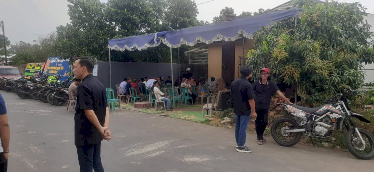 Suasana rumah duka Abadi adik kandung Bupati MUratara Devi Suhartoni dipenuhi pelayat. (Fauzi/RMOLSumsel.id)