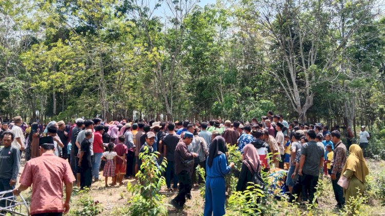 Para pelayat berada di lokasi pemamakan korban kecelakaan ambulance di Kabupaten PALI. (Eko Jurianto/RMOLSumsel.id)