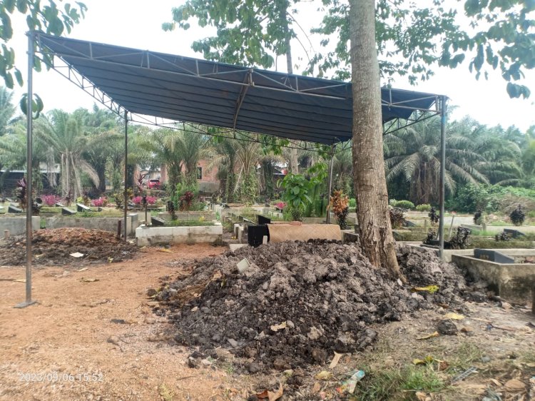 Liang kubur yang telah digali oleh petugas untuk pemakaman jenazah adik kandung Bupati Muratara. (ist/rmolsumsel.id)  