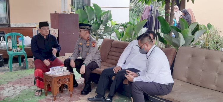 Kapolda Sumsel Irjen Pol A Rachmat Wibowo melayat ke rumah duka/Foto:Fauzi