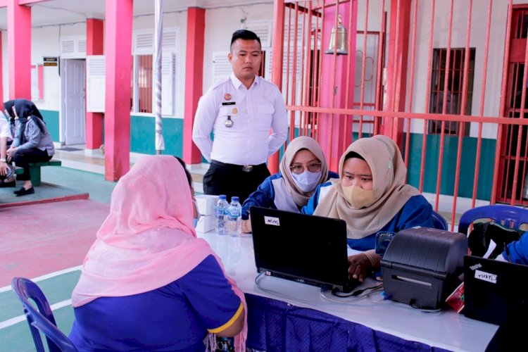    Kanwil Kemenkumham Sumsel menggelar skrining Aktive Case Finding (ACF) Tuberkulosis (TBC) terhadap Warga Binaan Pemasyarakatan di Lembaga Pemasyarakatan (Lapas) dan Rumah Tahanan Negara (Rutan) yang ada di Sumsel.