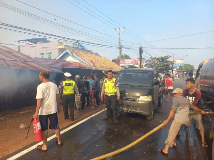 Kebakaran di Jalan Palembang-Betung/ist
