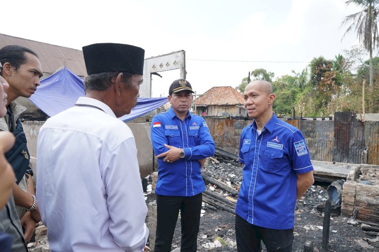 Ketua DPC Partai Demokrat Palembang Yudha Pratomo Mahyudin di sela-sela memberikan bantuan kepada korban kebakaran di Kelurahan 3-4 Ulu SU I Palembang. (ist/rmolsumsel.id) 