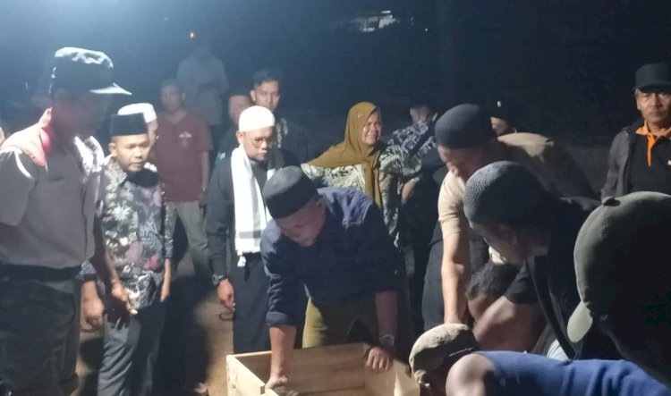 Suasana pemakaman adik kandung Bupati Muratara di  TPU Kebun Bunga Palembang/Foto: Deny Pratama