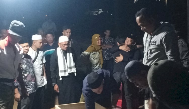 Bupati Mutara Devi Suhartoni saat memeluk anak kandung dari almarhum Abadi/Foto: Denny Pratama