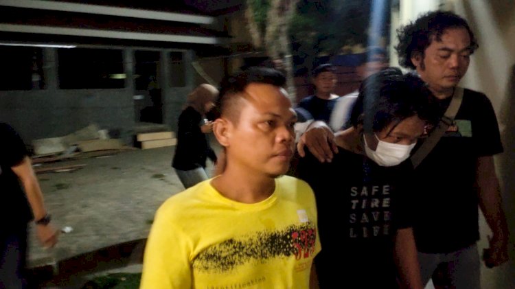 Dua tersangka pembunuhan adik Bupati Muratara  saat ditangkap Polda Sumsel. (Fauzi/RMOLSumsel.id)