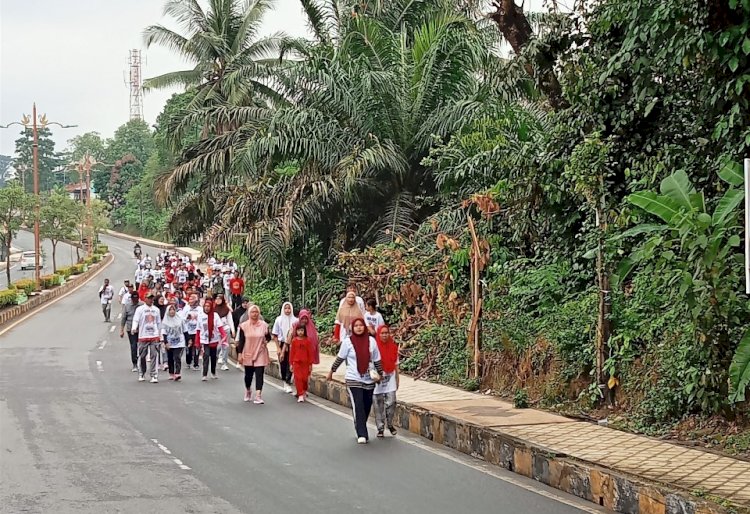 Kegiatan jalan santai yang dilakukan Mak Ganjar Jambi/ist