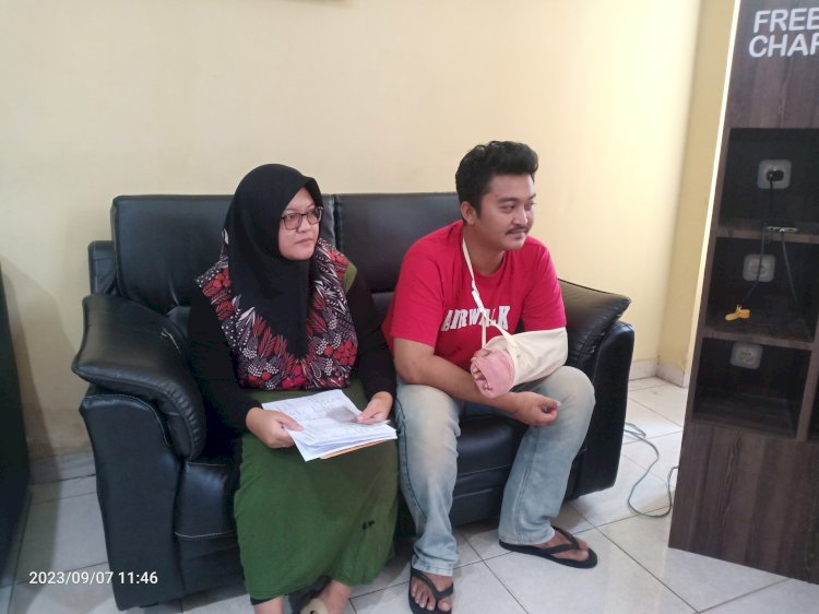 korban Angga ditemani kakak perempuannya Dewi saat membuat laporan di SPKT Polrestabes Palembang. (Denny Pratama/RMOLSumsel.id)