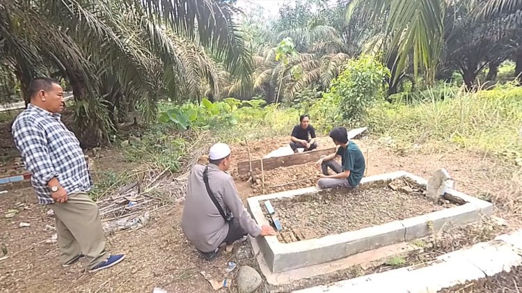 Lokasi pemakaman Rohaya yang berada di samping suami pertamanya di  di Desa Karang Endah, Kecamatan Lengkiti, Kabupaten OKU, Sumatera Selatan Kamis (7/9). (Amizon/RMOLSumsel.id)