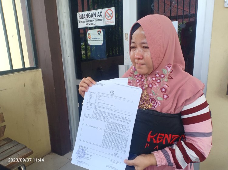 Masayu Desi Kurniati Nungtjik (43) usai membuat laporan di Polrestabes Palembang,  Kamis (7/9/2023). (Denny Pratama/RMOLSUMSEL.id)