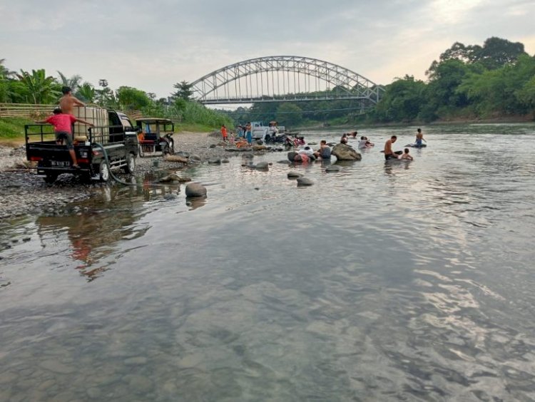  Banyak warga mandi dan mencuci pakaian di sungai musi jembatan musi II Tebing Tinggi. (Salim/RMOLSumsel.id)