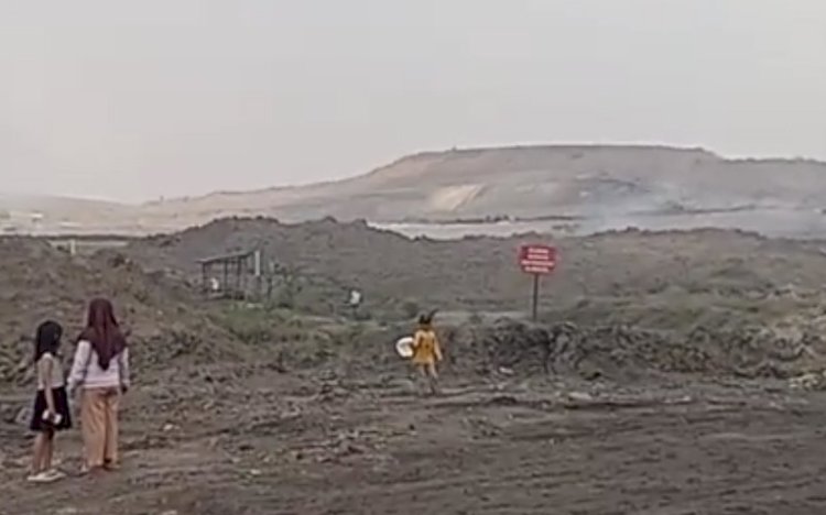 Tangkapan layar video lokasi stockpile Golden Great Borneo yang diprotes warga Desa Arahan. (ist/rmolsumsel.id) 