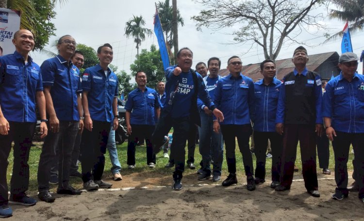 Ketua DPD Demokrat Sumsel Cik Ujang saat membuka turnamen bola voly  dalam rangka peringatan HUT Partai Demokrat/Foto:Dudy Oskandar