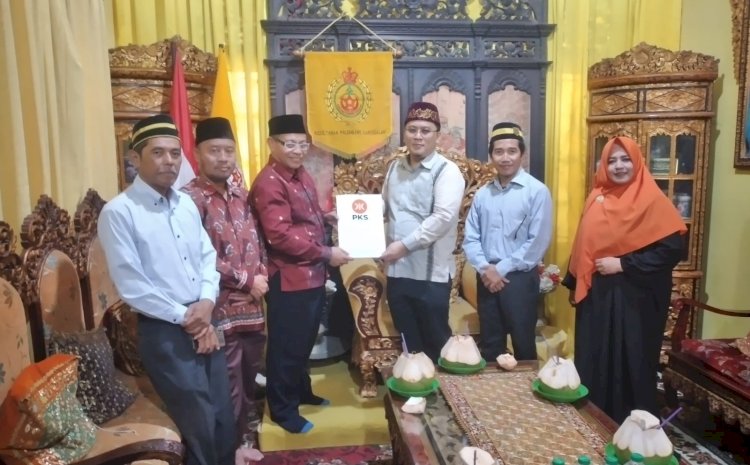 Ketua DPW PKS Sumatera Selatan Muhammad Toha bersilaturahmi ke Istana Adat Kesultanan Palembang Darussalam di Jalan Sultan Muhammad Mansyur Palembang/Foto:Dudy Oskandar