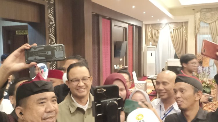 Anies Baswedan saat tiba di Palembang, Sabtu (9/9) malam. (dn/rmolsumsel)