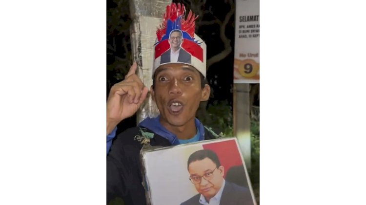 Bakal Calon Presiden (Bacapres) Anies Baswedan ke Palembang, Sabtu (9/9) malam, Anies bertemu pedagang asongan yang menjadi penggemar fanatiknya  bernama Andra Tisu, pedagang asongan yang sering memakai atribut Anies dan sering berjualan tisu di Simpang 4 Bandara SMB II Palembang.(ist/rmolsumsel.id)