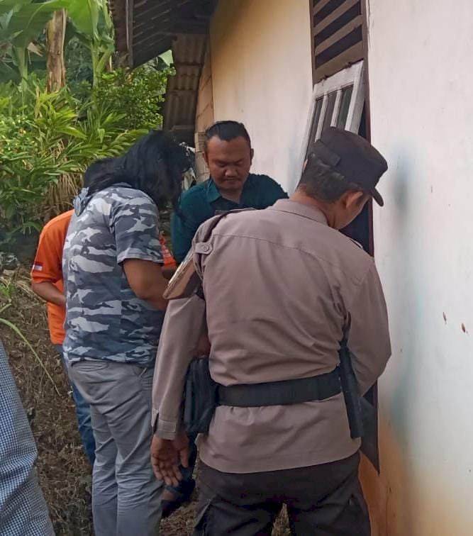 Polisi saat melakukan identifikasi di rumah warga yang disatroni maling. (ist/rmolsumsel.id) 