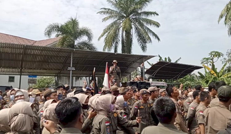 Ratusan Satpo PP Muara Enim datangi Kantor BKPSDM Muara Enim/Foto: Noviansyah