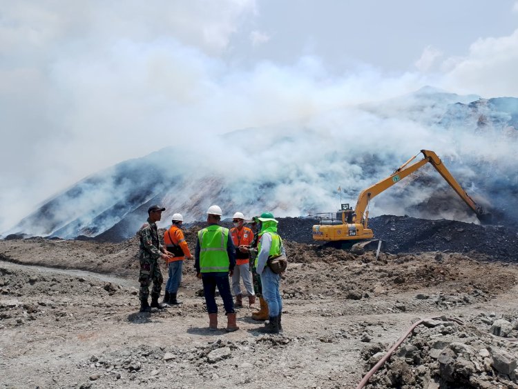 Salah satu titik lokasi swabakar batubara yang ada di stockpile tambang di Kabupaten Lahat yang didatangi Satgas Karhutla. (ist/rmolsumsel.id)