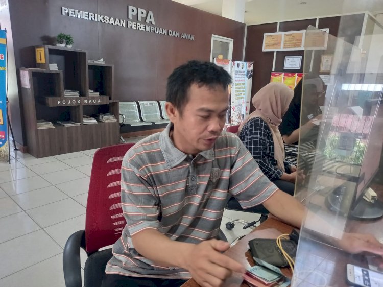 Korban Agus ketika membuat laporan polisi di SPKT Polrestabes Palembang(Denny Pratama/RMOLSumsel.id)