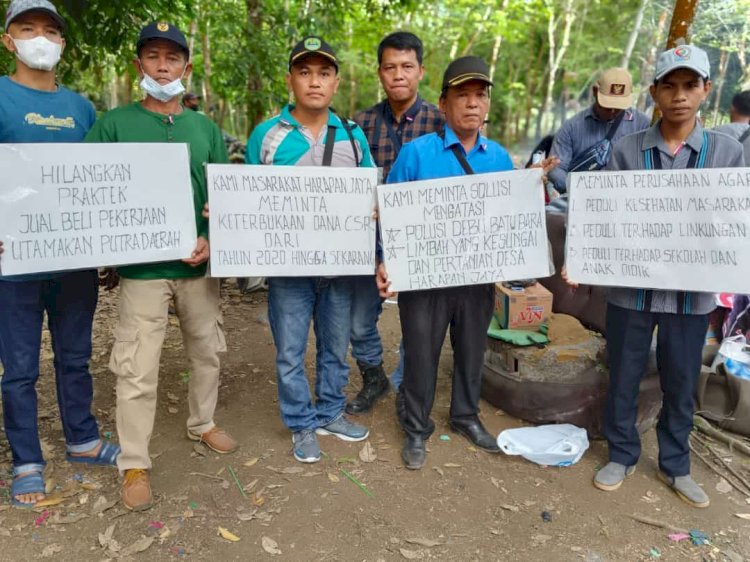 Sejumlah warga dari tiga desa di Kecamatan Tanah Abang Kabupaten PALI yang menggelar aksi protes ke kantor PT Servo Lintas Raya. (ist/rmolsumsel.id)