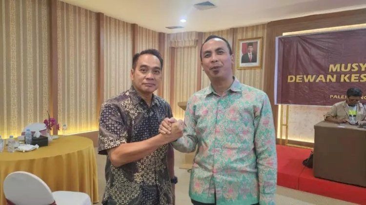 Ketua DKSS terpilih Iqbal Rudianto (Kanan) salam komando bersama mantan ketua DKSS Syahril Erwin/ist