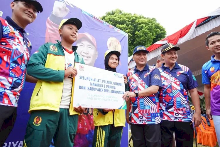 Pj Bupati Muba, Apriyadi saat melepas para atlet Muba untuk bertanding di Porprov XIV di Lahat/ist