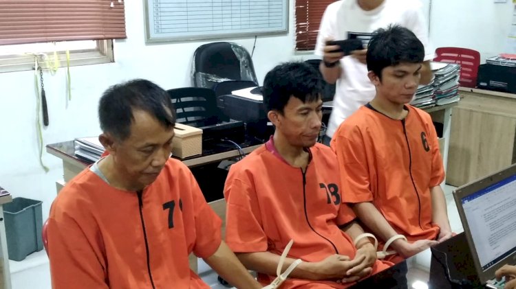 Tiga pelaku perampokan uang gaji honorer Kementerian PUPR Sumsel saat berada diruang pemeriksaan unit 3 Subdit III Jatanras Ditreskrimum Polda Sumsel . (Fauzi/RMOLSumsel.id)