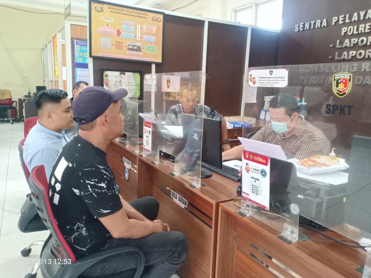 Korban ketika membuat laporan polisi di SPKT Polrestabes Palembang.(Denny Pratama/RMOLSumsel.id)