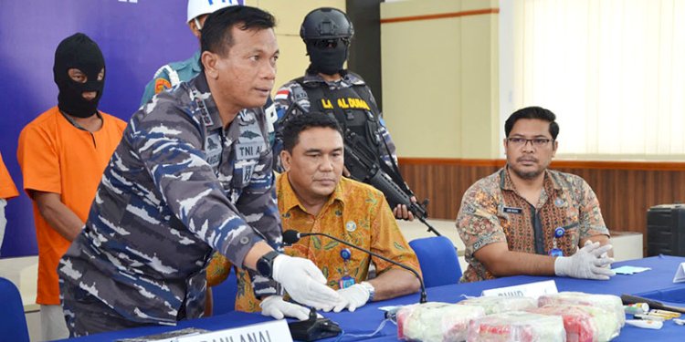 Komandan Lanal Dumai, Kolonel Laut (P) Kariady Bangun, saat konferensi pers terkait upaya penyelundupan sabu-sabu di perbatasan RI-Malaysia/Dok Dinas Penerangan TNI Angkatan Laut